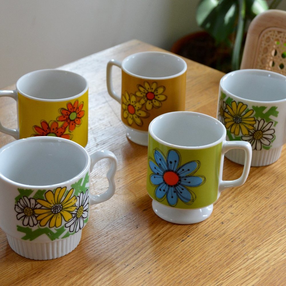 Set of 5 Colorful Vintage 1970s Retro Daisy Flower Power Pedestal Cups